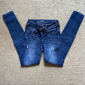 🤍 Dark to medium blue, semi-
ripped wallflower jeans.